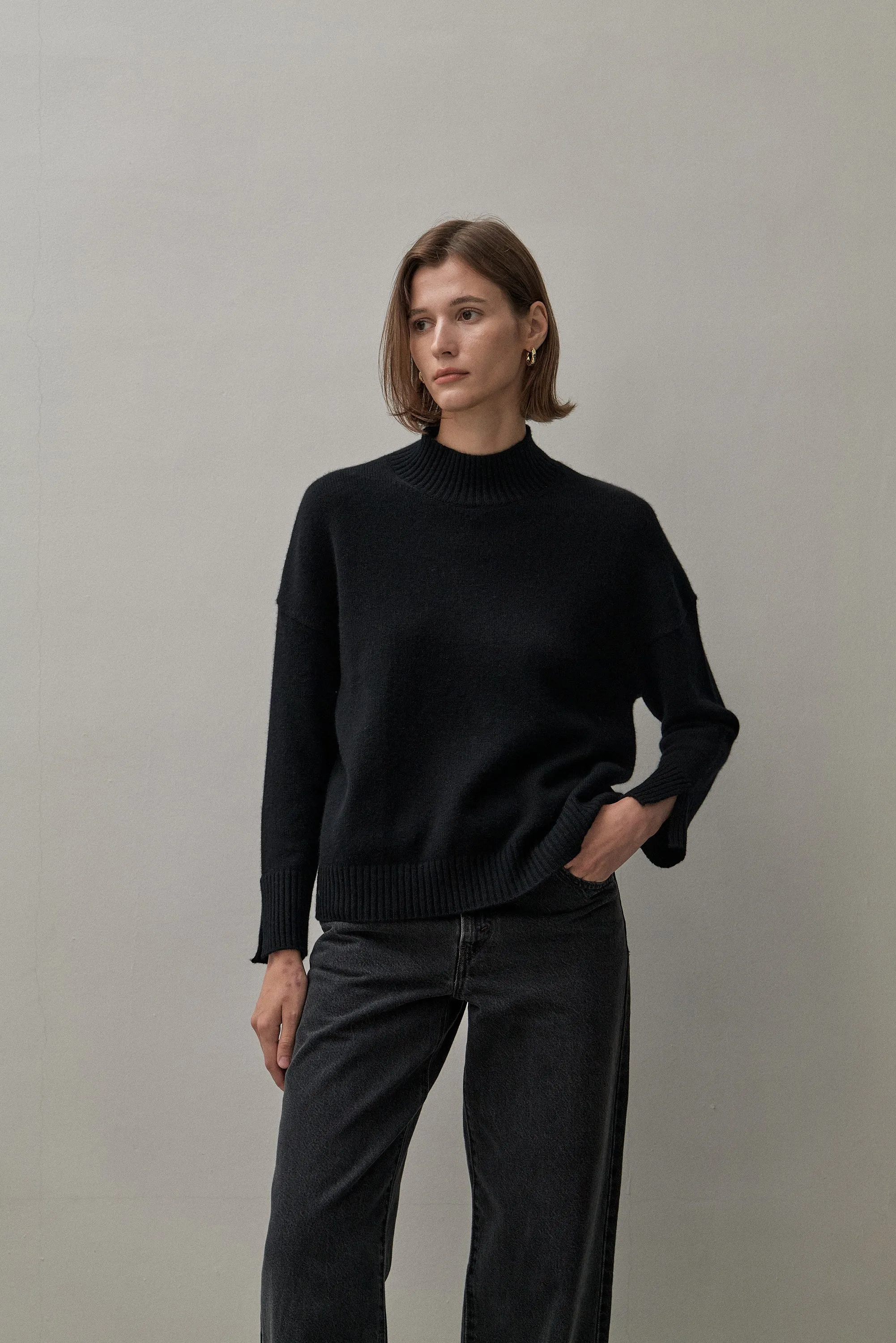 THE MOCK NECK - BLACK